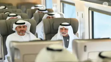نهيان بن مبارك يستقل قطار الركاب في رحلة من أبوظبي إلى الفجيرة